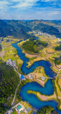 Çin 'in Guizhou kentindeki Pingtang ilçesinin kırsal manzarası dünyanın en büyük tek çanaklı radyo teleskopuna ev sahipliği yapmaktadır..