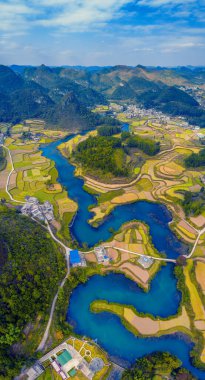 Çin 'in Guizhou kentindeki Pingtang ilçesinin kırsal manzarası dünyanın en büyük tek çanaklı radyo teleskopuna ev sahipliği yapmaktadır..
