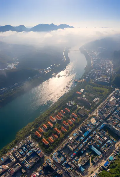 Hongshui Nehri, Guangxi 'deki Tian' e County ile Guizhou 'daki Luodian County arasındaki güzel manzarasıyla bilinen İnci Nehri' ndeki Xi Nehri 'nin üst kısımlarıdır..