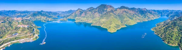 Hongshui Nehri, Guangxi 'deki Tian' e County ile Guizhou 'daki Luodian County arasındaki güzel manzarasıyla bilinen İnci Nehri' ndeki Xi Nehri 'nin üst kısımlarıdır..