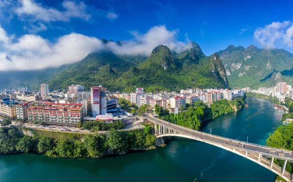 Hongshui Nehri, Guangxi 'deki Tian' e County ile Guizhou 'daki Luodian County arasındaki güzel manzarasıyla bilinen İnci Nehri' ndeki Xi Nehri 'nin üst kısımlarıdır..