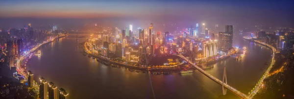 中国の山都市 重慶の夕暮れと夜景の空中展望 — ストック写真