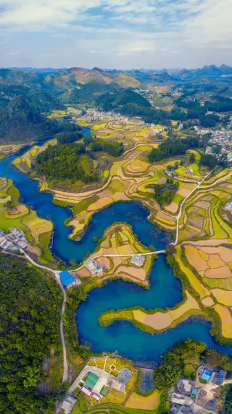 Çin 'in Guizhou kentindeki Pingtang ilçesinin kırsal manzarası dünyanın en büyük tek çanaklı radyo teleskopuna ev sahipliği yapmaktadır..