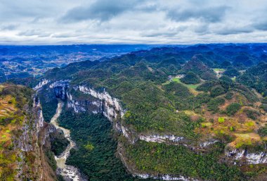 Çin 'in Guizhou eyaletinin Pingtang ilçesinin kırsal manzarası dünyanın en büyük radyo teleskopuna ev sahipliği yapmaktadır..