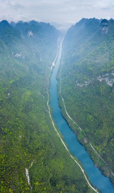 Hechi, Liuzhou ve Laibin de dahil olmak üzere Çin 'in Guangxi kentinin kırsal manzarası.