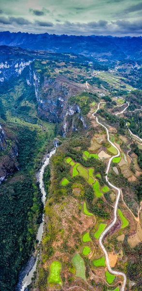 Çin 'in Guizhou eyaletinin Pingtang ilçesinin kırsal manzarası dünyanın en büyük radyo teleskopuna ev sahipliği yapmaktadır..