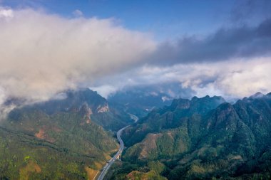 Hechi, Liuzhou ve Laibin de dahil olmak üzere Çin 'in Guangxi kentinin kırsal manzarası.