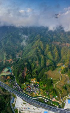 Hechi, Liuzhou ve Laibin de dahil olmak üzere Çin 'in Guangxi kentinin kırsal manzarası.