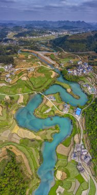 Çin 'in Guizhou kentindeki Pingtang ilçesinin kırsal manzarası dünyanın en büyük tek çanaklı radyo teleskopuna ev sahipliği yapmaktadır..