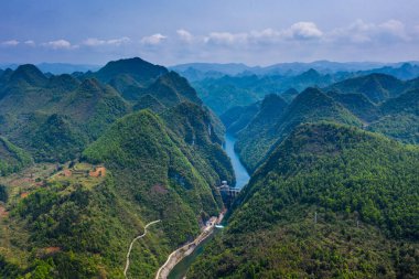 Longtan Hidroelektrik Santrali ve Tian 'e County, Guangxi, Çin' deki Longtan Büyük Kanyonu manzarası.