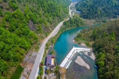Çin 'in Guizhou kentindeki Pingtang ilçesinin kırsal manzarası dünyanın en büyük tek çanaklı radyo teleskopuna ev sahipliği yapmaktadır..