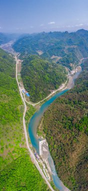 Çin 'in Guizhou kentindeki Pingtang ilçesinin kırsal manzarası dünyanın en büyük tek çanaklı radyo teleskopuna ev sahipliği yapmaktadır..