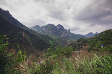 Longtan Hidroelektrik Santrali ve Tian 'e County, Guangxi, Çin' deki Longtan Büyük Kanyonu manzarası.