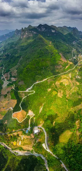 Hechi, Liuzhou ve Laibin de dahil olmak üzere Çin 'in Guangxi kentinin kırsal manzarası.