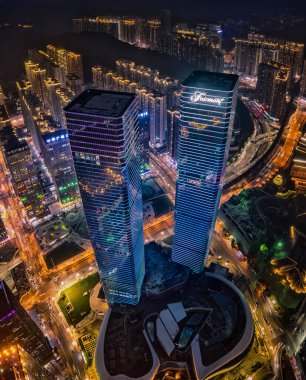 Guiyang, Guizhou, Çin 'in şehir gece manzarası. Huaguo Bahçesi Guiyang 'daki en büyük yerleşim yeridir..