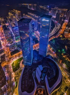 Guiyang, Guizhou, Çin 'in şehir gece manzarası. Huaguo Bahçesi Guiyang 'daki en büyük yerleşim yeridir..