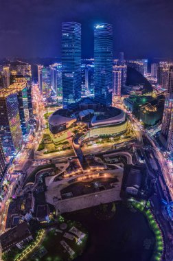 Guiyang, Guizhou, Çin 'in şehir gece manzarası. Huaguo Bahçesi Guiyang 'daki en büyük yerleşim yeridir..