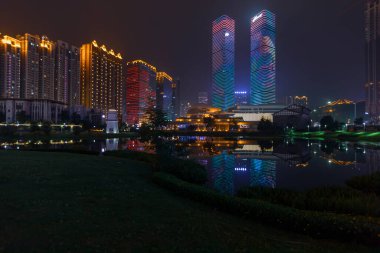 Guiyang, Guizhou, Çin 'in şehir gece manzarası. Huaguo Bahçesi Guiyang 'daki en büyük yerleşim yeridir..