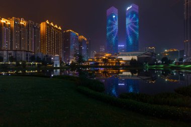 Guiyang, Guizhou, Çin 'in şehir gece manzarası. Huaguo Bahçesi Guiyang 'daki en büyük yerleşim yeridir..