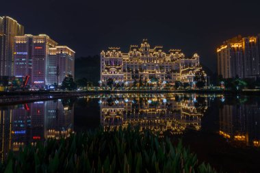 Guiyang, Guizhou, Çin 'in şehir gece manzarası. Huaguo Bahçesi Guiyang 'daki en büyük yerleşim yeridir..