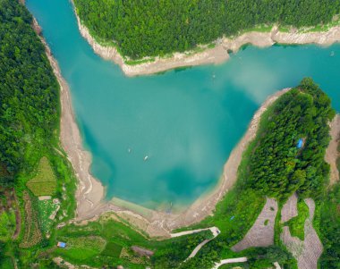 Çin 'in Guizhou kentindeki Pingtang ilçesinin kırsal manzarası dünyanın en büyük tek çanaklı radyo teleskopuna ev sahipliği yapmaktadır..