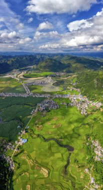 Çin 'in Guizhou kentindeki Pingtang ilçesinin kırsal manzarası dünyanın en büyük tek çanaklı radyo teleskopuna ev sahipliği yapmaktadır..
