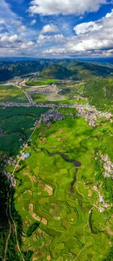 Çin 'in Guizhou kentindeki Pingtang ilçesinin kırsal manzarası dünyanın en büyük tek çanaklı radyo teleskopuna ev sahipliği yapmaktadır..