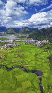 Çin 'in Guizhou kentindeki Pingtang ilçesinin kırsal manzarası dünyanın en büyük tek çanaklı radyo teleskopuna ev sahipliği yapmaktadır..