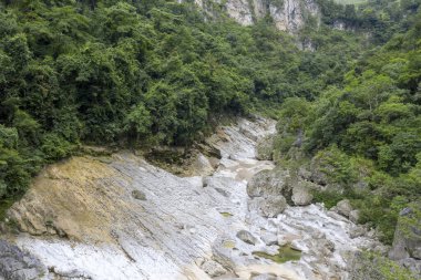 Çin 'in Guizhou kentindeki Pingtang ilçesinin kırsal manzarası dünyanın en büyük tek çanaklı radyo teleskopuna ev sahipliği yapmaktadır..