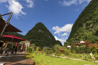 Çin 'in Guizhou kentindeki Pingtang ilçesinin kırsal manzarası dünyanın en büyük tek çanaklı radyo teleskopuna ev sahipliği yapmaktadır..