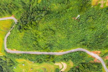 Qiannan, Guizhou, Çin 'deki Sandu Shui Özerk Bölgesi' nin karakteristik binaları ve doğal ortamı..