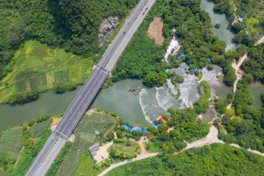 Daxin County, Guangxi, Çin 'in günbatımı manzarası. Tepeleri, ormanları ve tarlaları alacakaranlık parıltısıyla yıkanmış..