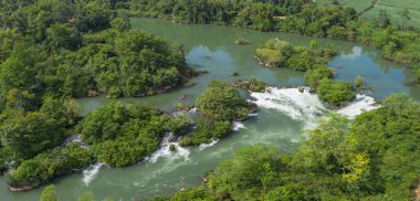 Daxin County, Guangxi, Çin 'in günbatımı manzarası. Tepeleri, ormanları ve tarlaları alacakaranlık parıltısıyla yıkanmış..