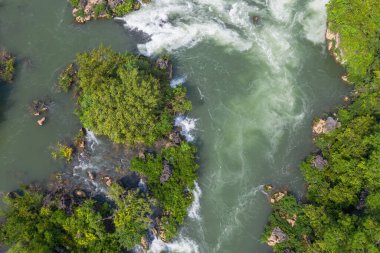 Daxin County, Guangxi, Çin 'in günbatımı manzarası. Tepeleri, ormanları ve tarlaları alacakaranlık parıltısıyla yıkanmış..