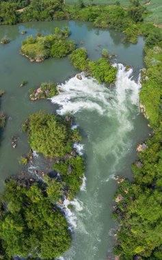 Daxin County, Guangxi, Çin 'in günbatımı manzarası. Tepeleri, ormanları ve tarlaları alacakaranlık parıltısıyla yıkanmış..