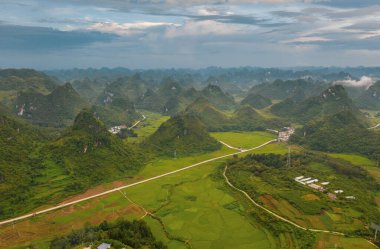 Daxin County, Guangxi, Çin 'in günbatımı manzarası. Tepeleri, ormanları ve tarlaları alacakaranlık parıltısıyla yıkanmış..