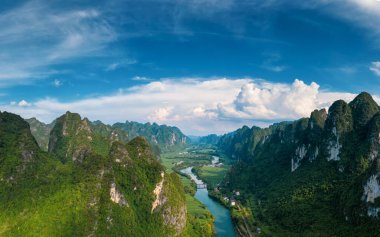 Daxin County, Guangxi, Çin 'in günbatımı manzarası. Tepeleri, ormanları ve tarlaları alacakaranlık parıltısıyla yıkanmış..