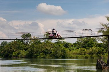 Daxin County, Guangxi, Çin 'in günbatımı manzarası. Tepeleri, ormanları ve tarlaları alacakaranlık parıltısıyla yıkanmış..