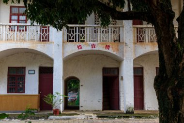 Daxin County, Guangxi, Çin 'in günbatımı manzarası. Tepeleri, ormanları ve tarlaları alacakaranlık parıltısıyla yıkanmış..