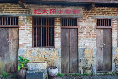 Daxin County, Guangxi, Çin 'in günbatımı manzarası. Tepeleri, ormanları ve tarlaları alacakaranlık parıltısıyla yıkanmış..