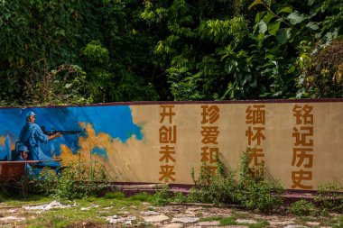 Daxin County, Guangxi, Çin 'in günbatımı manzarası. Tepeleri, ormanları ve tarlaları alacakaranlık parıltısıyla yıkanmış..