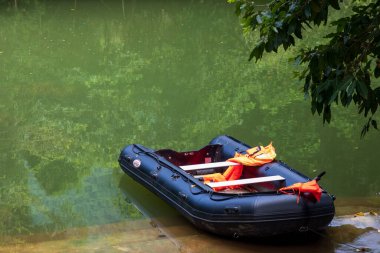 Daxin County, Guangxi, Çin 'in günbatımı manzarası. Tepeleri, ormanları ve tarlaları alacakaranlık parıltısıyla yıkanmış..