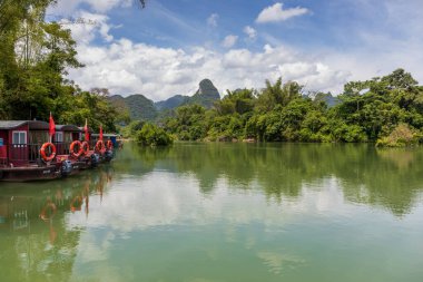 Guangxi, Çin 'deki Xinxian County' deki karst manzarası..