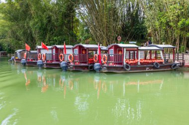 Guangxi, Çin 'deki Xinxian County' deki karst manzarası..