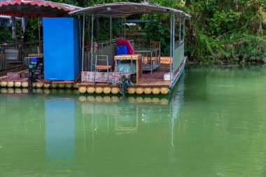 Guangxi, Çin 'deki Xinxian County' deki karst manzarası..