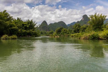 Guangxi, Çin 'deki Xinxian County' deki karst manzarası..