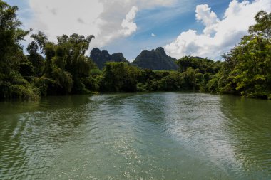 Daxin County, Guangxi, Çin 'in günbatımı manzarası. Tepeleri, ormanları ve tarlaları alacakaranlık parıltısıyla yıkanmış..