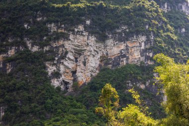 Daxin County, Guangxi, Çin 'in günbatımı manzarası. Tepeleri, ormanları ve tarlaları alacakaranlık parıltısıyla yıkanmış..
