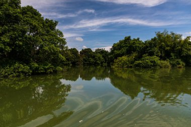 Daxin County, Guangxi, Çin 'in günbatımı manzarası. Tepeleri, ormanları ve tarlaları alacakaranlık parıltısıyla yıkanmış..