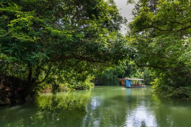 Daxin County, Guangxi, Çin 'in günbatımı manzarası. Tepeleri, ormanları ve tarlaları alacakaranlık parıltısıyla yıkanmış..